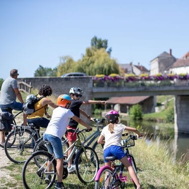 Famille à vélo autour d'Orléans